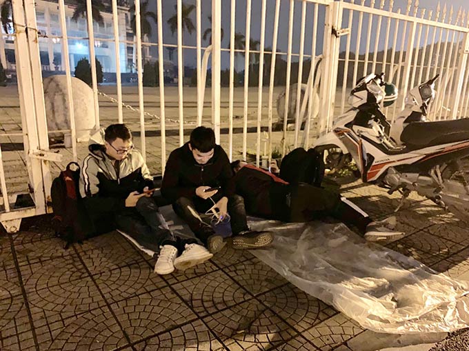 Côn đồ ngang nhiên đuổi nữ sinh để giành chỗ mua vé Việt Nam - Malaysia-1