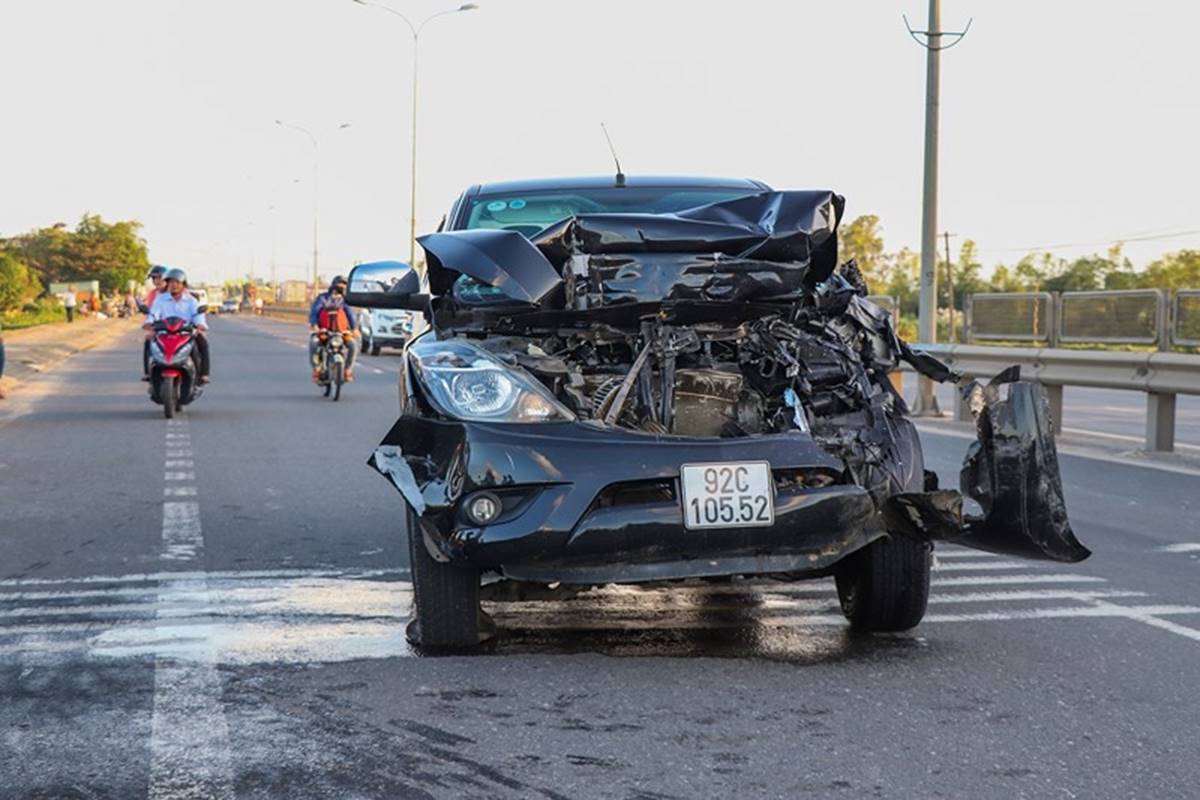 Hàng loạt xe đâm nhau liên hoàn, tài xế rơi ra ngoài tử vong-1