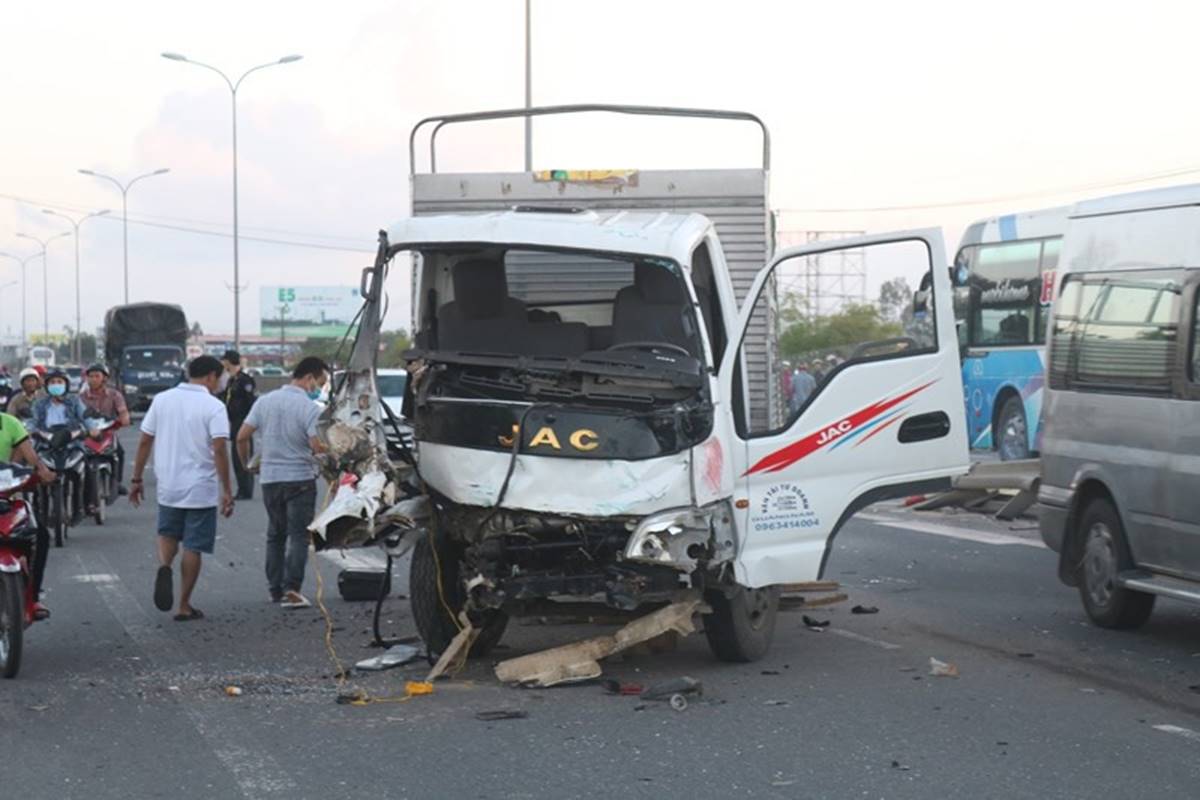 Hàng loạt xe đâm nhau liên hoàn, tài xế rơi ra ngoài tử vong-2