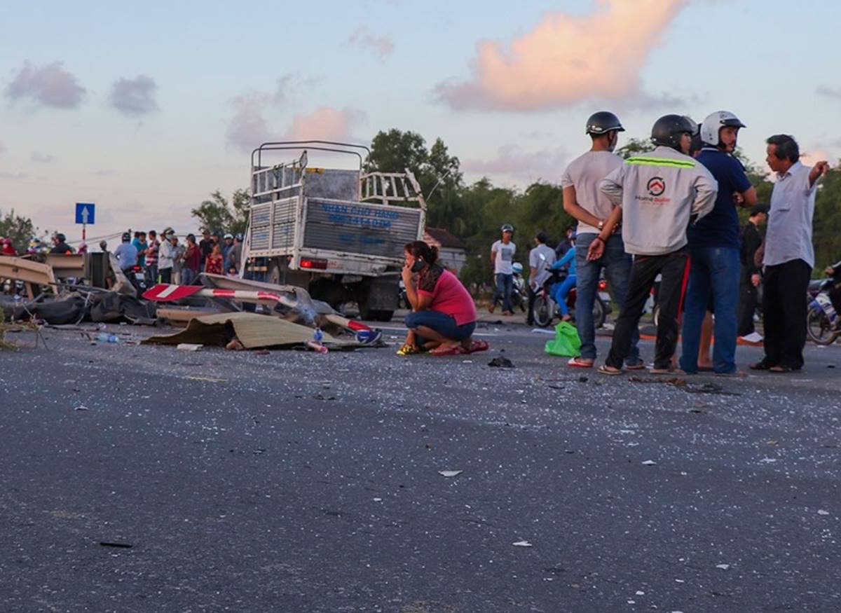 Hàng loạt xe đâm nhau liên hoàn, tài xế rơi ra ngoài tử vong-3
