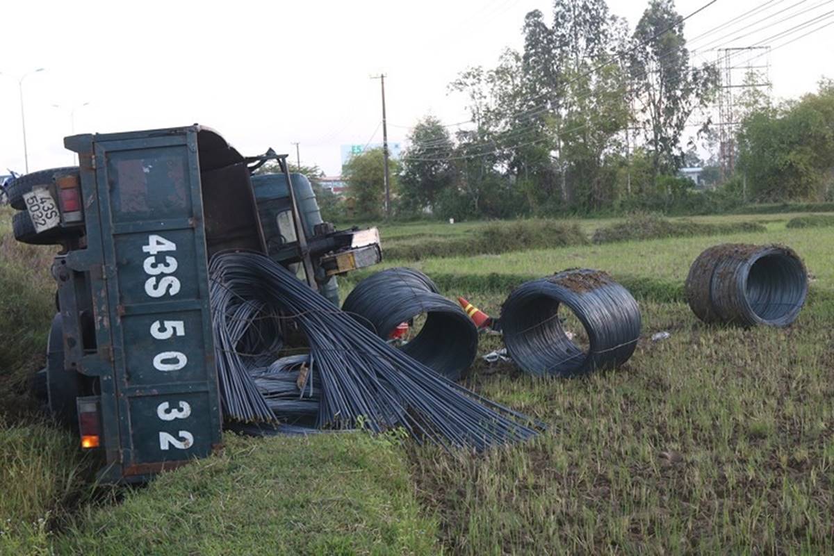 Hàng loạt xe đâm nhau liên hoàn, tài xế rơi ra ngoài tử vong-4