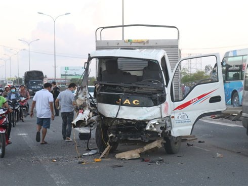Hàng loạt xe đâm nhau liên hoàn, tài xế rơi ra ngoài tử vong