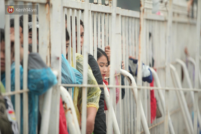 Sáng chủ nhật kinh hoàng: fan mua vé AFF Cup 2018 đẩy đổ hàng rào sân Mỹ Đình-3