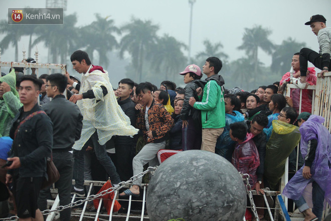 Sáng chủ nhật kinh hoàng: fan mua vé AFF Cup 2018 đẩy đổ hàng rào sân Mỹ Đình-5