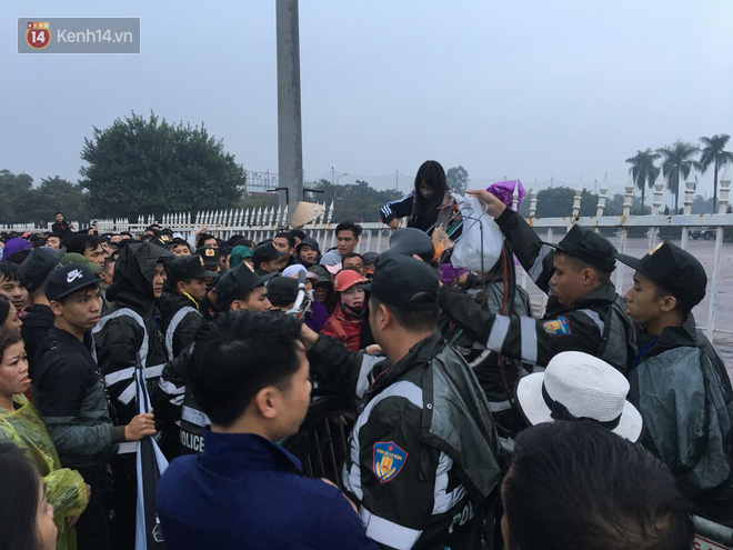 Sáng chủ nhật kinh hoàng: fan mua vé AFF Cup 2018 đẩy đổ hàng rào sân Mỹ Đình-2