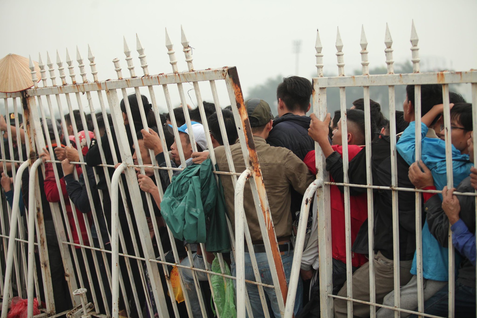 Sáng chủ nhật kinh hoàng: fan mua vé AFF Cup 2018 đẩy đổ hàng rào sân Mỹ Đình-4