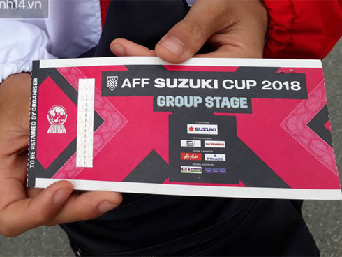 Bất chấp để có vé xem AFF Cup 2018, người dân đạp méo mó xe đạp của cụ bà bán nước trước cổng sân Mỹ Đình-3