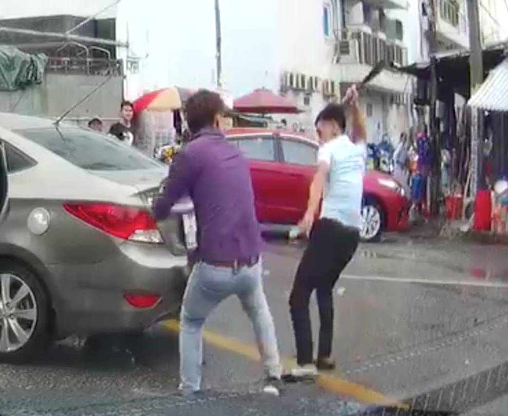 Vụ chặt tay tài xế ô tô: Nạn nhân bị đứt động mạch, máu phun không ngừng khi vào bệnh viện-4