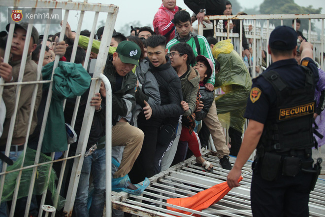 Bất chấp để có vé xem AFF Cup 2018, người dân đạp méo mó xe đạp của cụ bà bán nước trước cổng sân Mỹ Đình-2