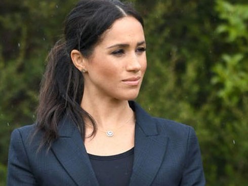 Meghan nhận mưa gạch đá, bị chỉ trích là khó tính và kiêu ngạo khi trợ lý thân cận đột ngột thôi việc