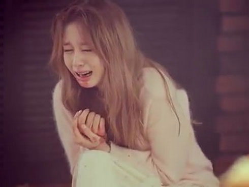 Bức ảnh cô gái trẻ hớ hênh trong cửa hàng điện thoại gây sửng sốt, nhưng thái độ người chụp mới gây tranh cãi-3