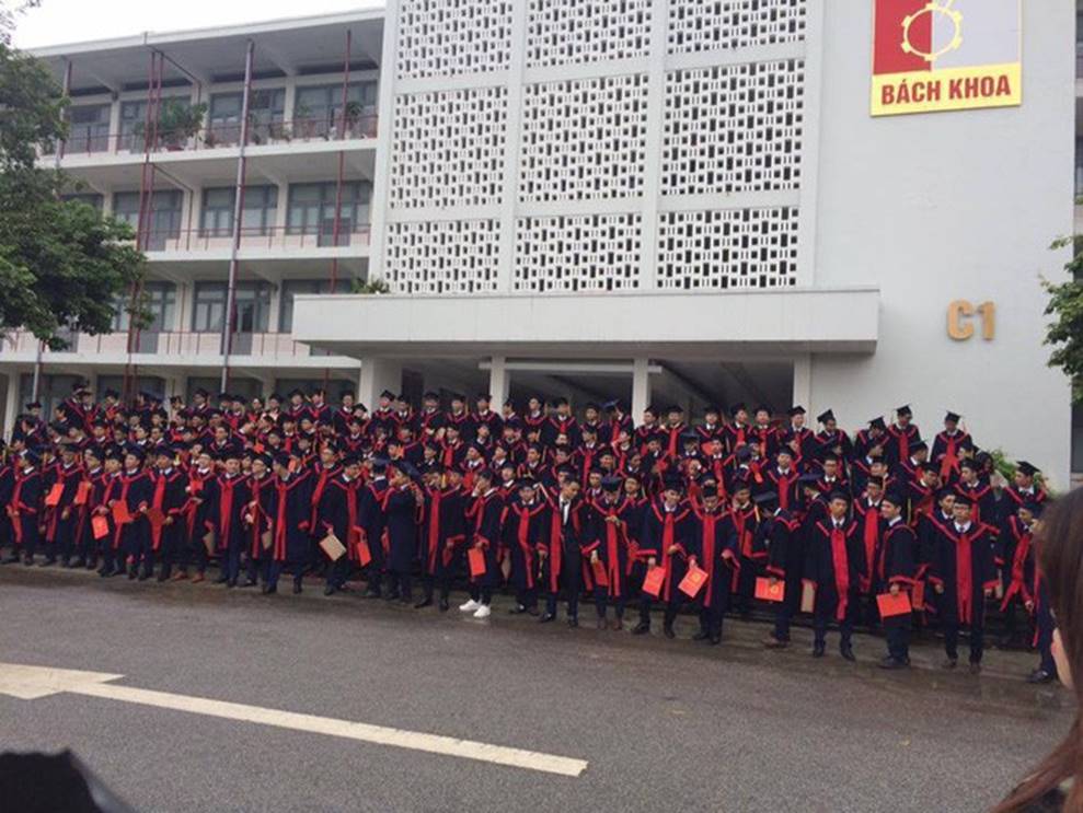 Khi dân xây dựng, kỹ thuật chụp kỷ yếu: Phải thuê con gái trường khác đến đứng cho có nếp có tẻ, cho đẹp đội hình!-3