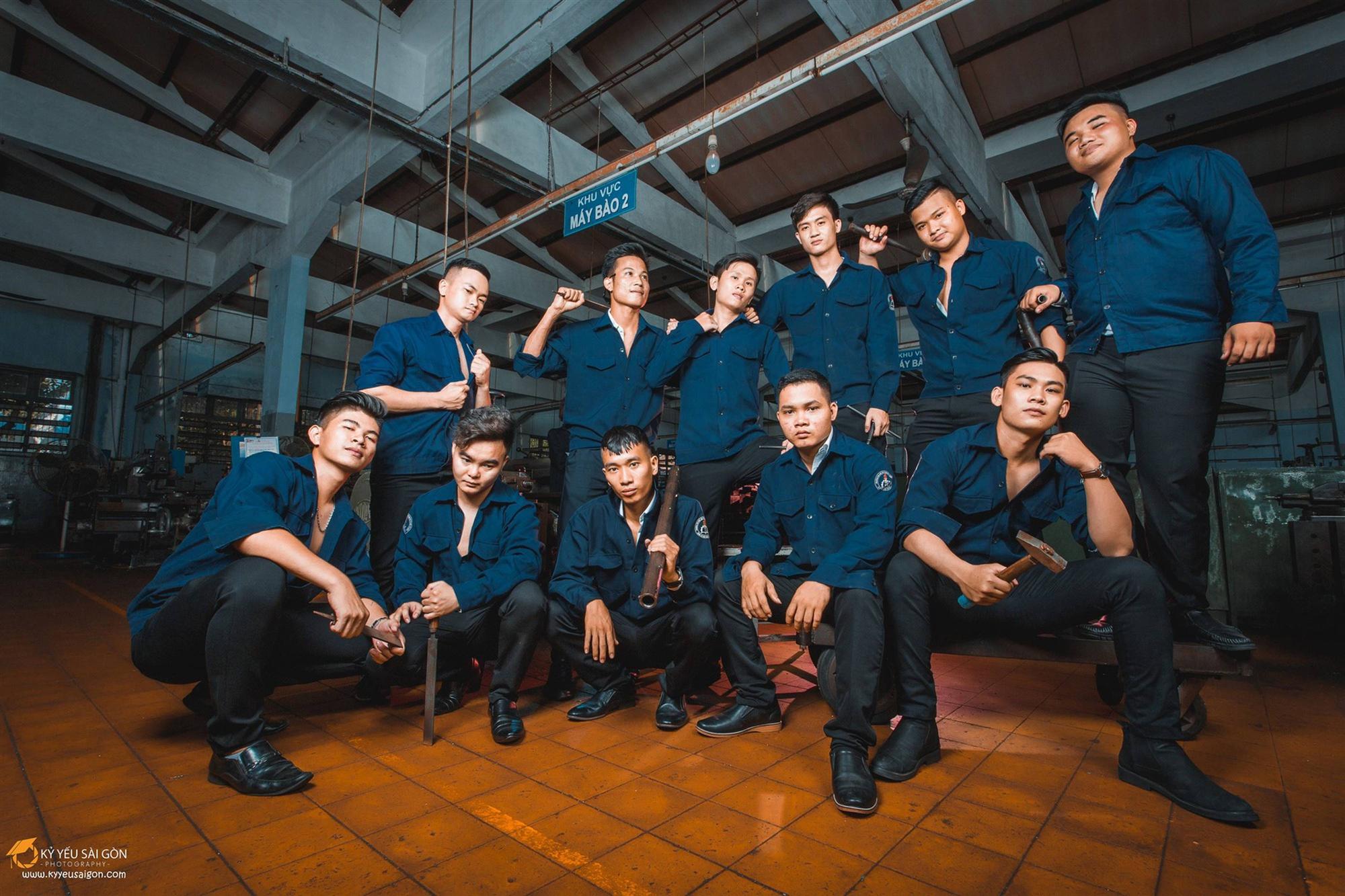 Khi dân xây dựng, kỹ thuật chụp kỷ yếu: Phải thuê con gái trường khác đến đứng cho có nếp có tẻ, cho đẹp đội hình!-7