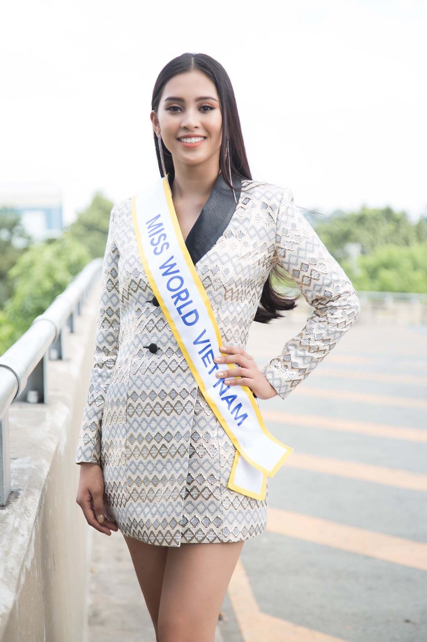 Lên đường thi Miss World, Tiểu Vy ghi điểm với gu thời trang quyến rũ-9