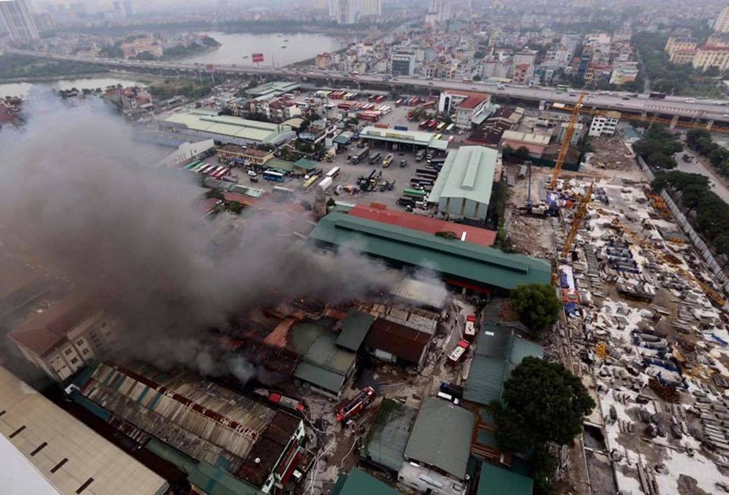 Hà Nội: Cháy khu nhà kho gần Bến xe Nước Ngầm, người dân cố gắng giải cứu chiếc xe hiệu Ford Ranger-1