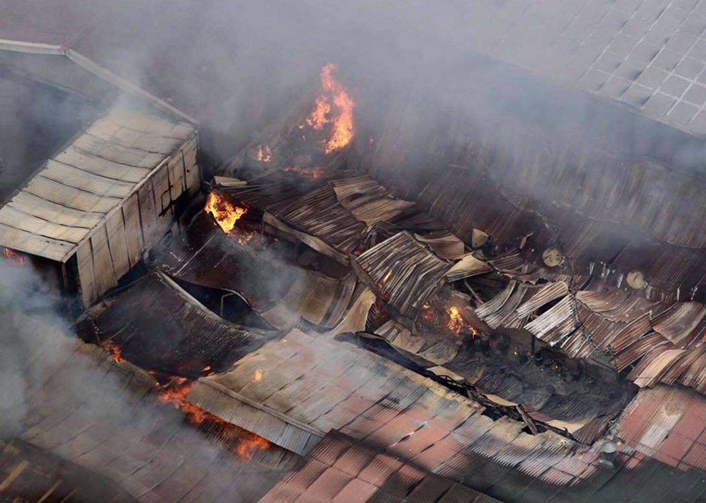 Hà Nội: Cháy khu nhà kho gần Bến xe Nước Ngầm, người dân cố gắng giải cứu chiếc xe hiệu Ford Ranger-2