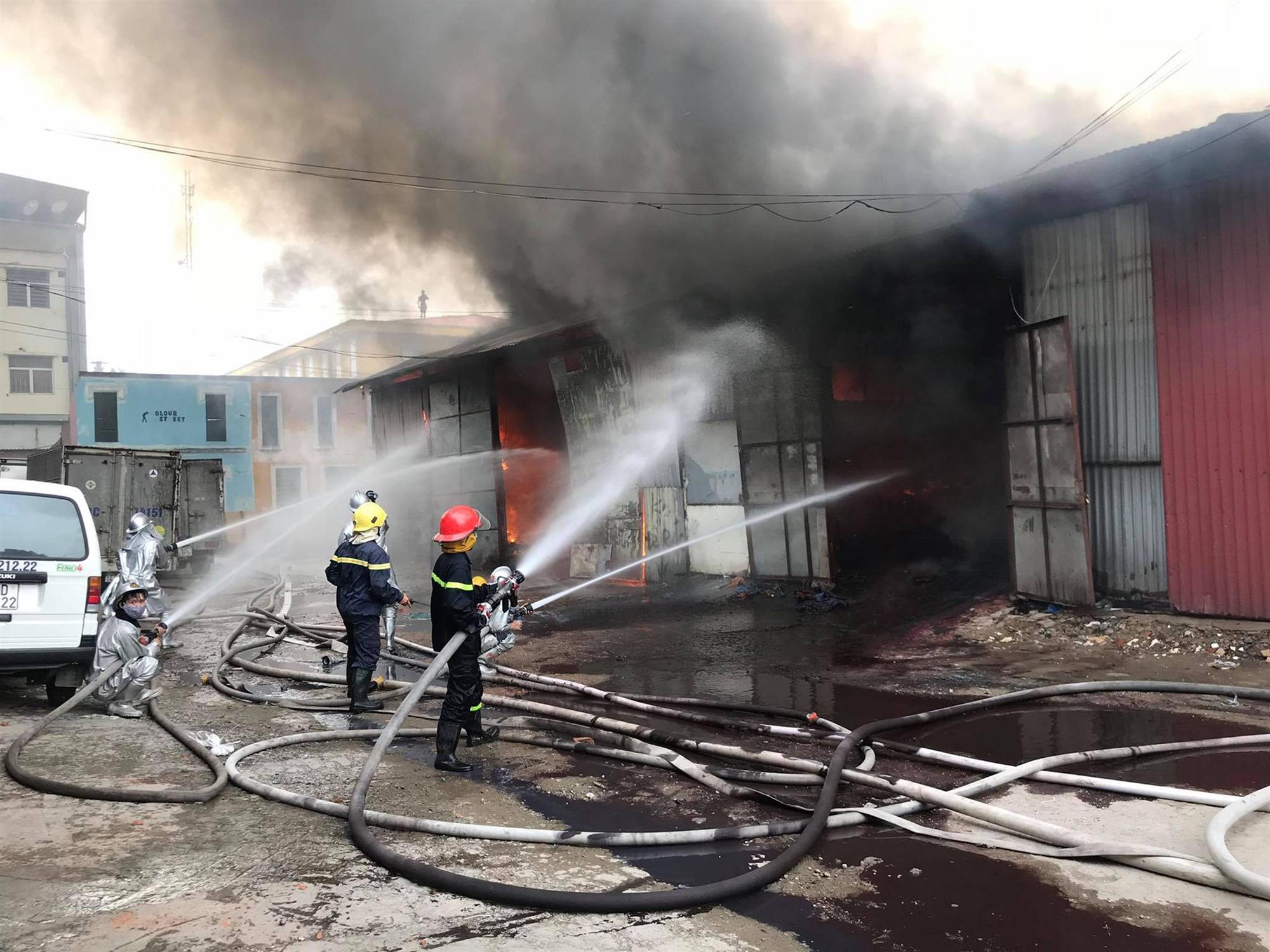 Hà Nội: Cháy khu nhà kho gần Bến xe Nước Ngầm, người dân cố gắng giải cứu chiếc xe hiệu Ford Ranger-3