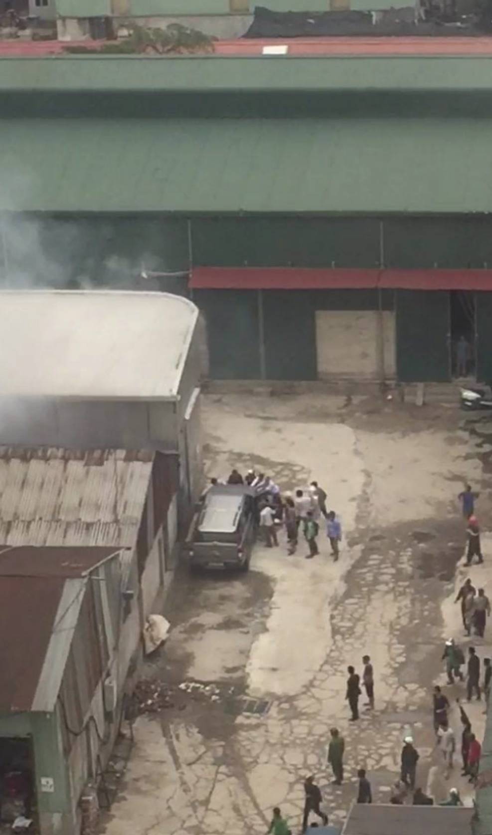 Hà Nội: Cháy khu nhà kho gần Bến xe Nước Ngầm, người dân cố gắng giải cứu chiếc xe hiệu Ford Ranger-4