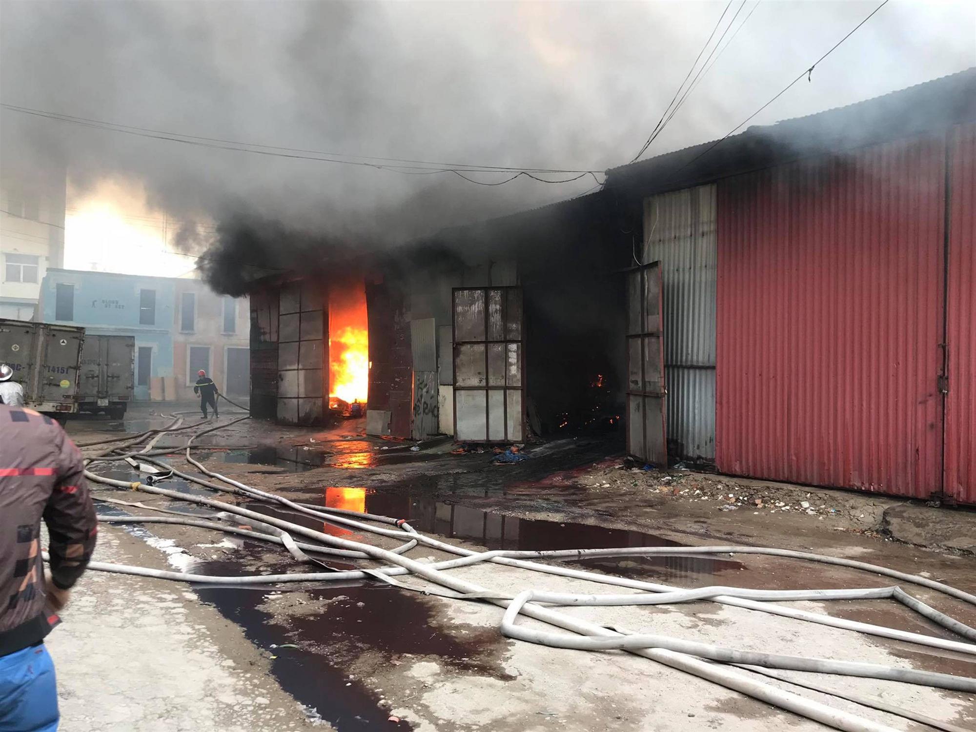 Hà Nội: Cháy khu nhà kho gần Bến xe Nước Ngầm, người dân cố gắng giải cứu chiếc xe hiệu Ford Ranger-5