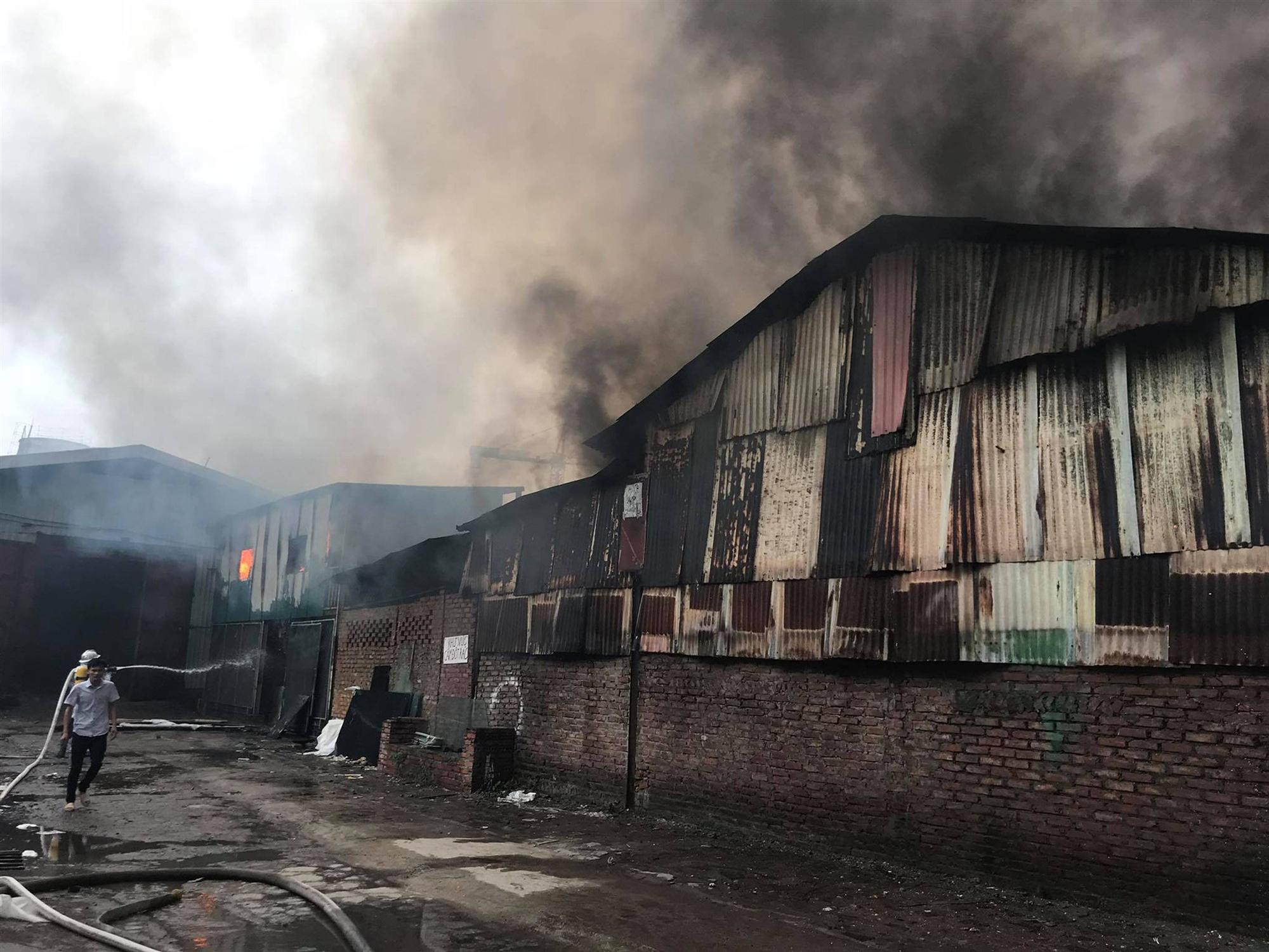 Hà Nội: Cháy khu nhà kho gần Bến xe Nước Ngầm, người dân cố gắng giải cứu chiếc xe hiệu Ford Ranger-6