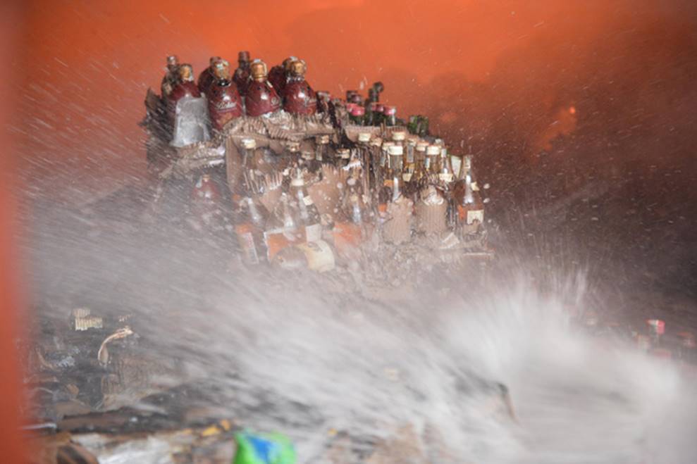 Hà Nội: Cháy khu nhà kho gần Bến xe Nước Ngầm, người dân cố gắng giải cứu chiếc xe hiệu Ford Ranger-7