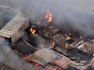 Hà Nội: Cháy khu nhà kho gần Bến xe Nước Ngầm, người dân cố gắng 'giải cứu' chiếc xe hiệu Ford Ranger