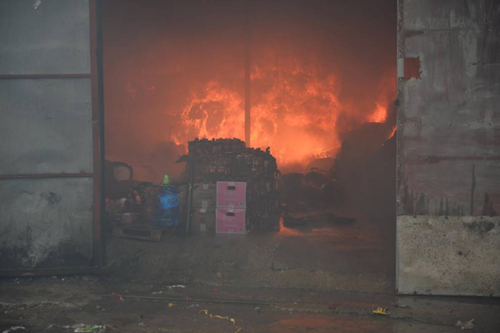 Hà Nội: Cháy khu nhà kho gần Bến xe Nước Ngầm, người dân cố gắng giải cứu chiếc xe hiệu Ford Ranger-10