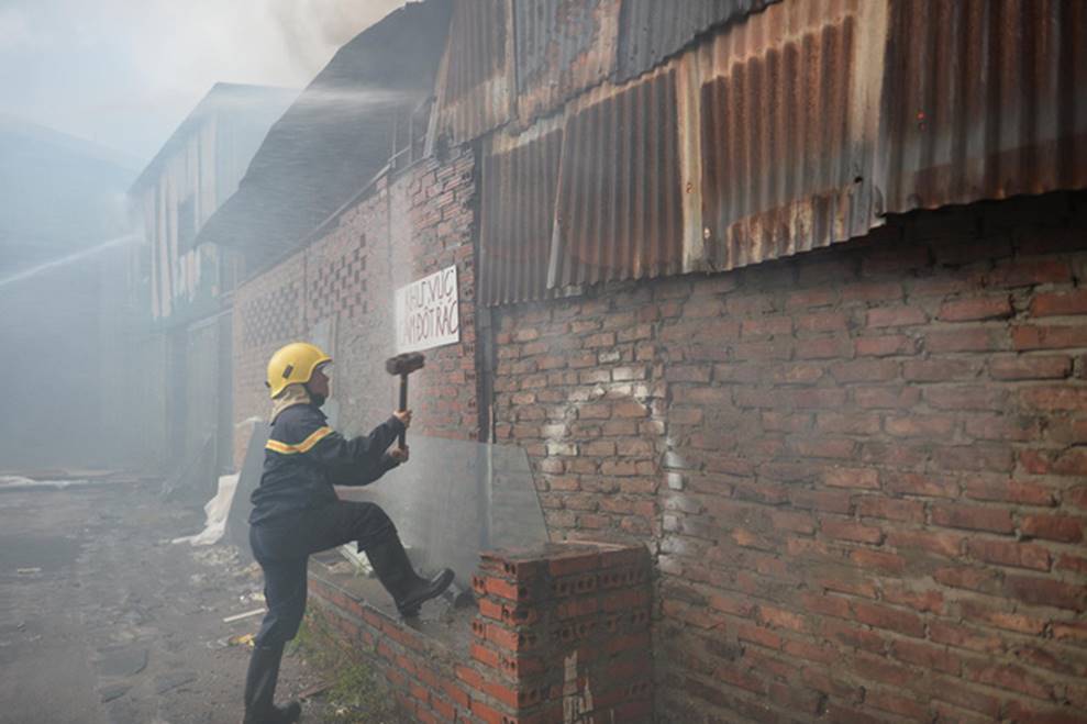 Hà Nội: Cháy khu nhà kho gần Bến xe Nước Ngầm, người dân cố gắng giải cứu chiếc xe hiệu Ford Ranger-8