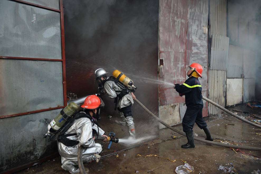 Hà Nội: Cháy khu nhà kho gần Bến xe Nước Ngầm, người dân cố gắng giải cứu chiếc xe hiệu Ford Ranger-9