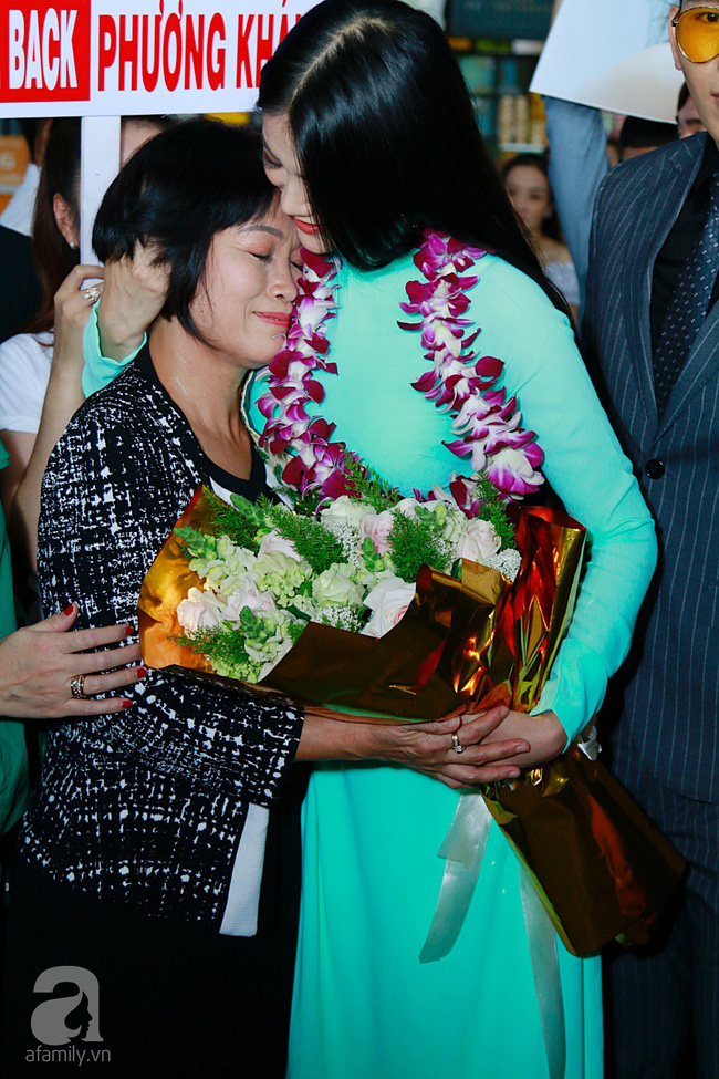 Những hình ảnh đầu tiên của Phương Khánh tại Việt Nam sau 1 tuần đăng quang HH Trái đất: Không vương miện, không siêu xe-9