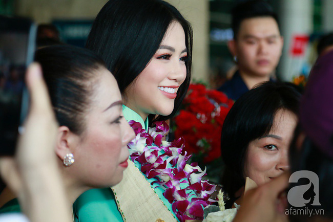 Những hình ảnh đầu tiên của Phương Khánh tại Việt Nam sau 1 tuần đăng quang HH Trái đất: Không vương miện, không siêu xe-15