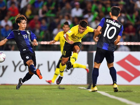 Những cô gái trót yêu bóng đá đáng thương như thế nào trong ngày chen lấn mua vé AFF Cup 2018?-11