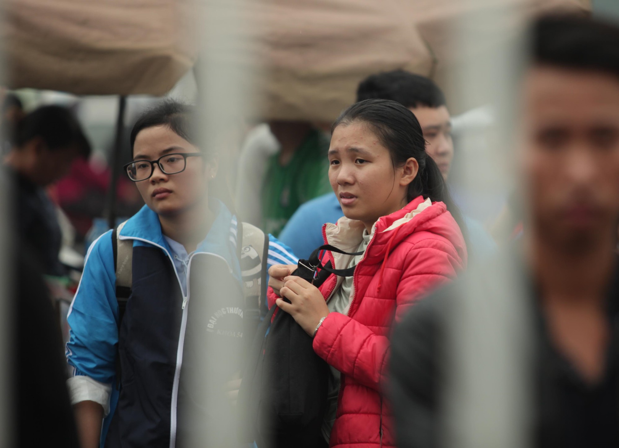 Những cô gái trót yêu bóng đá đáng thương như thế nào trong ngày chen lấn mua vé AFF Cup 2018?-9