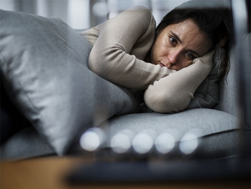 Trốn trong tủ quần áo định làm chồng bất ngờ, cảnh tượng trước mắt khiến tôi choáng váng-3