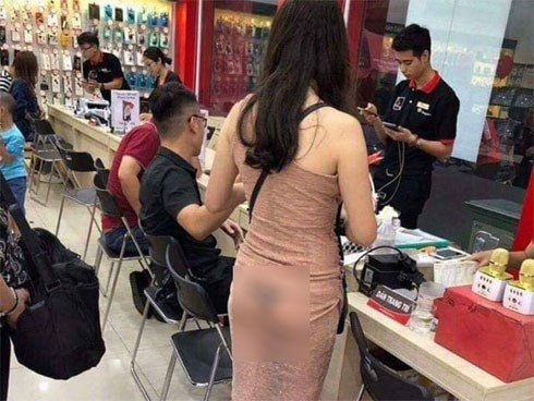 Bức ảnh cô gái trẻ hớ hênh trong cửa hàng điện thoại gây sửng sốt, nhưng thái độ người chụp mới gây tranh cãi