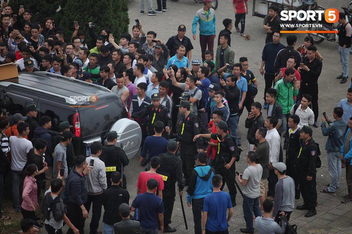 Báo Thái Lan bị sốc, không thể tin nổi trước cảnh fan Việt chen lấn mua vé xem trận đấu với Malaysia-2