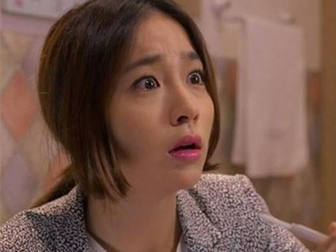 Trốn trong tủ quần áo định làm chồng bất ngờ, cảnh tượng trước mắt khiến tôi choáng váng