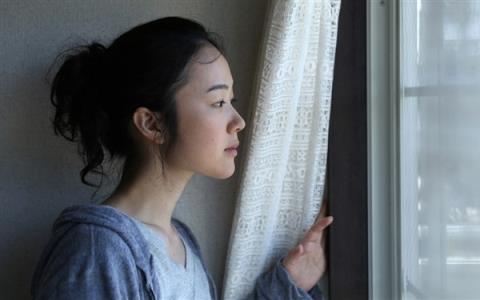 Trốn trong tủ quần áo định làm chồng bất ngờ, cảnh tượng trước mắt khiến tôi choáng váng-1