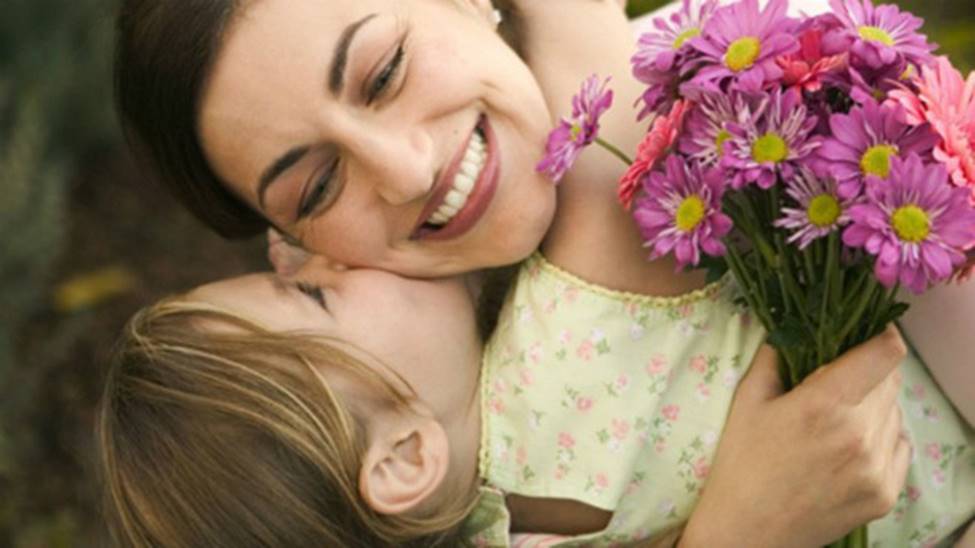 Nếu con thường xuyên có 4 hành vi này, phụ huynh hãy mở tiệc ăn mừng vì trẻ yêu mẹ vô cùng-2