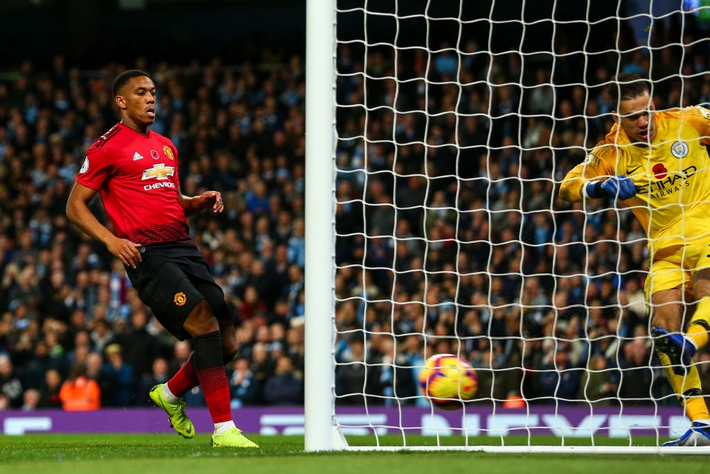 Pogba biến mất khó hiểu, Man Utd nhận đòn trừng phạt nặng nề từ Man Xanh-2