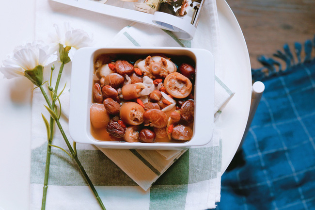 Bồi bổ cơ thể cho cả nhà với món đuôi heo hầm đậu đỏ ngon mê tơi-1