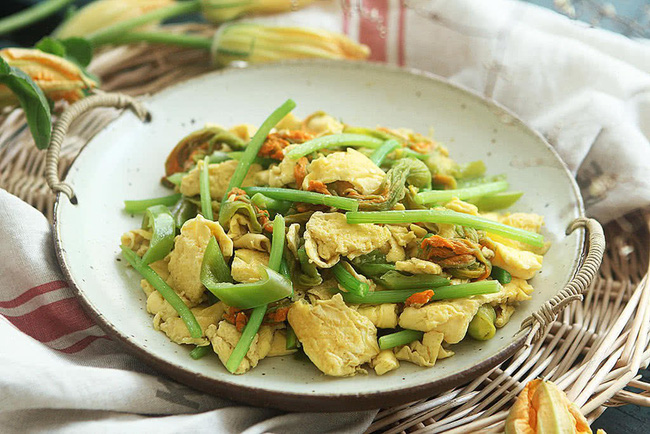 2 món ngon dễ làm từ hoa bí cho bữa tối thêm phong phú-2