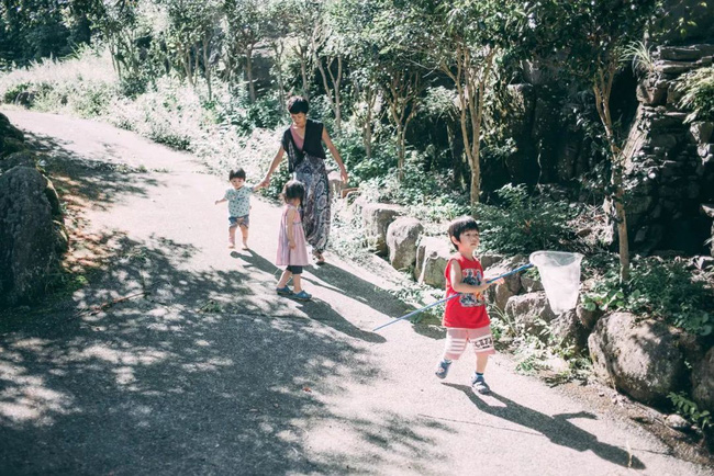 Ngôi nhà yên bình ẩn mình bên núi luôn rộn ràng tiếng cười của người chồng lấy hai vợ và có 6 đứa con ở Nhật-4