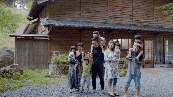 Ngôi nhà yên bình ẩn mình bên núi luôn rộn ràng tiếng cười của người chồng lấy hai vợ và có 6 đứa con ở Nhật-2
