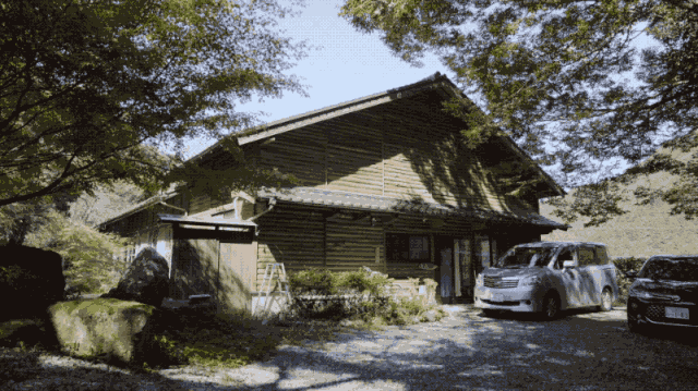 Ngôi nhà yên bình ẩn mình bên núi luôn rộn ràng tiếng cười của người chồng lấy hai vợ và có 6 đứa con ở Nhật-1