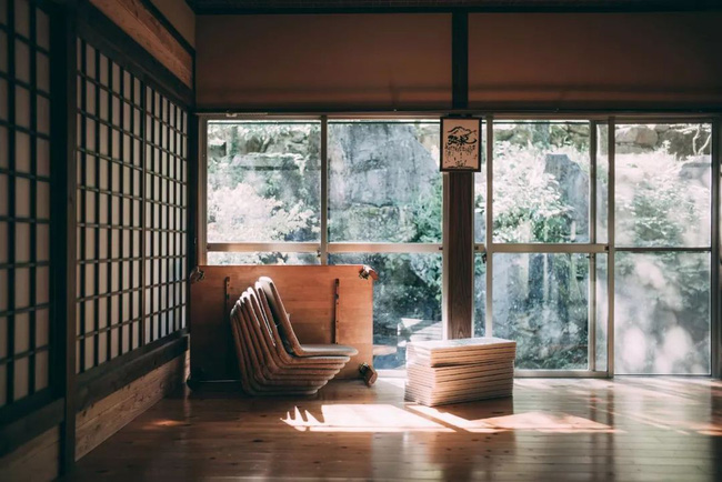 Ngôi nhà yên bình ẩn mình bên núi luôn rộn ràng tiếng cười của người chồng lấy hai vợ và có 6 đứa con ở Nhật-17