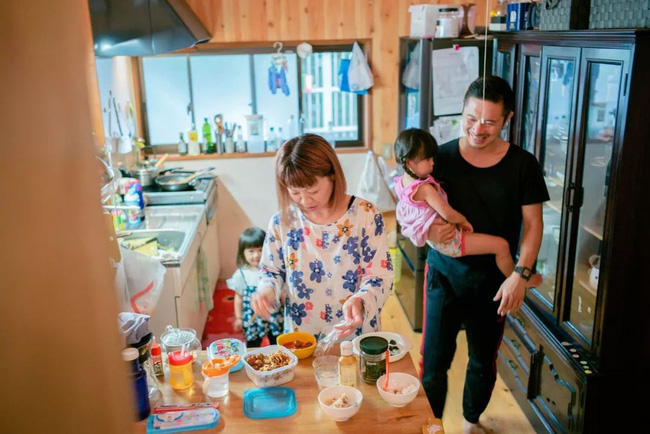 Ngôi nhà yên bình ẩn mình bên núi luôn rộn ràng tiếng cười của người chồng lấy hai vợ và có 6 đứa con ở Nhật-16