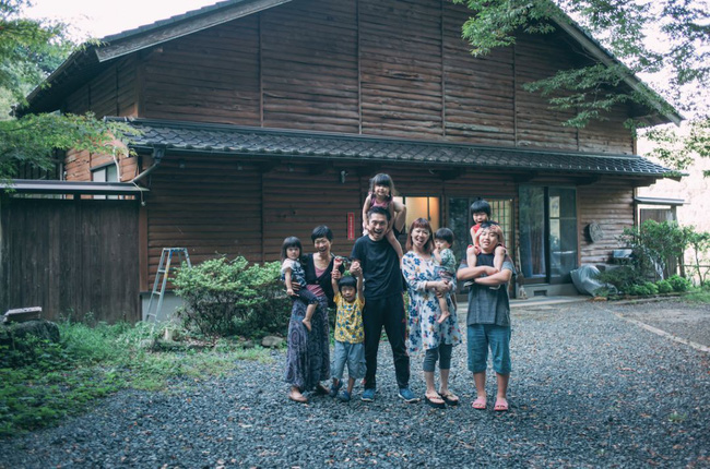 Ngôi nhà yên bình ẩn mình bên núi luôn rộn ràng tiếng cười của người chồng lấy hai vợ và có 6 đứa con ở Nhật-15