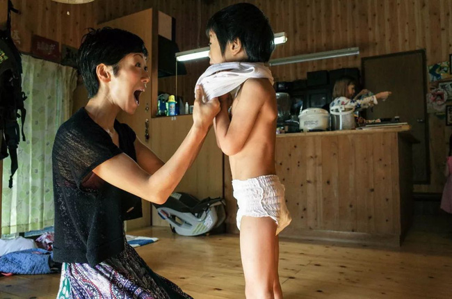 Ngôi nhà yên bình ẩn mình bên núi luôn rộn ràng tiếng cười của người chồng lấy hai vợ và có 6 đứa con ở Nhật-14