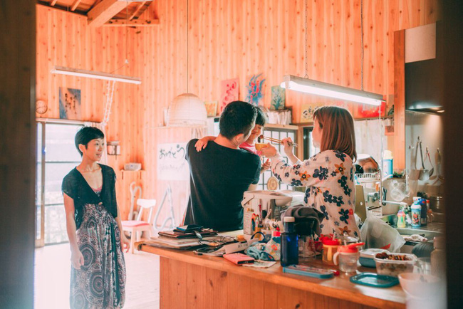 Ngôi nhà yên bình ẩn mình bên núi luôn rộn ràng tiếng cười của người chồng lấy hai vợ và có 6 đứa con ở Nhật-12